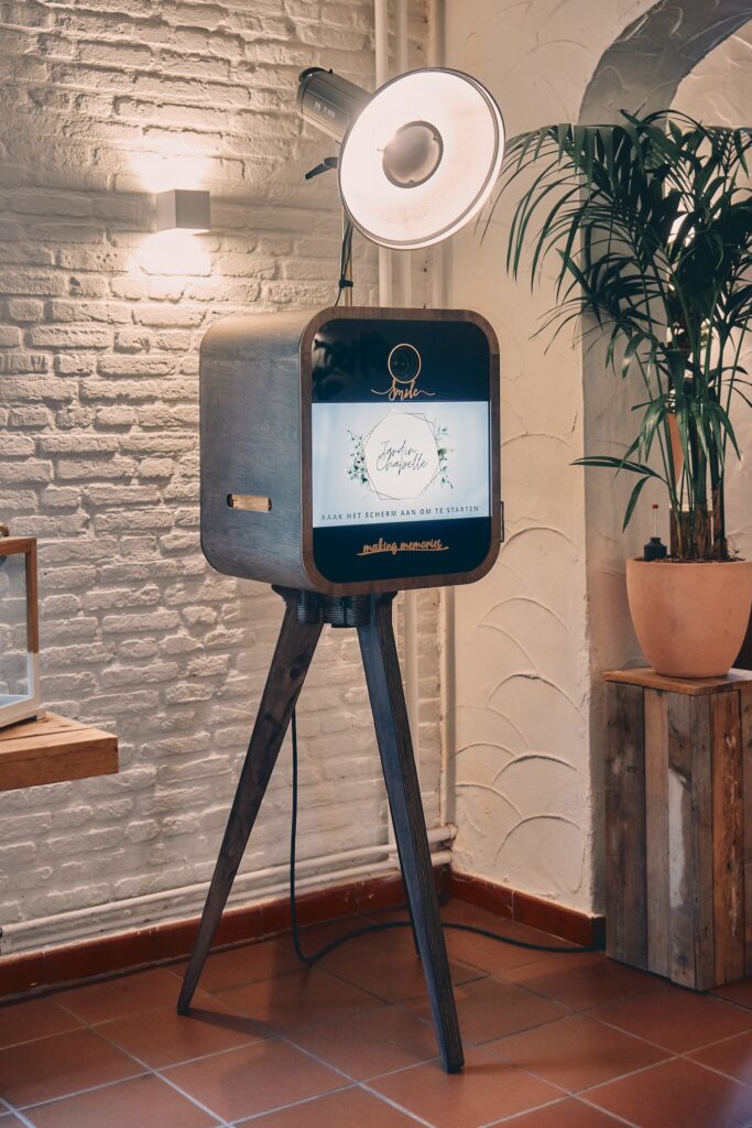 Maak van jouw feest in Ravels een succes met een photobooth 4 Onze nieuwe aanwinst - De Classic Wood Photobooth - staat voortaan permanent in Jardin Chapelle in Turnhout