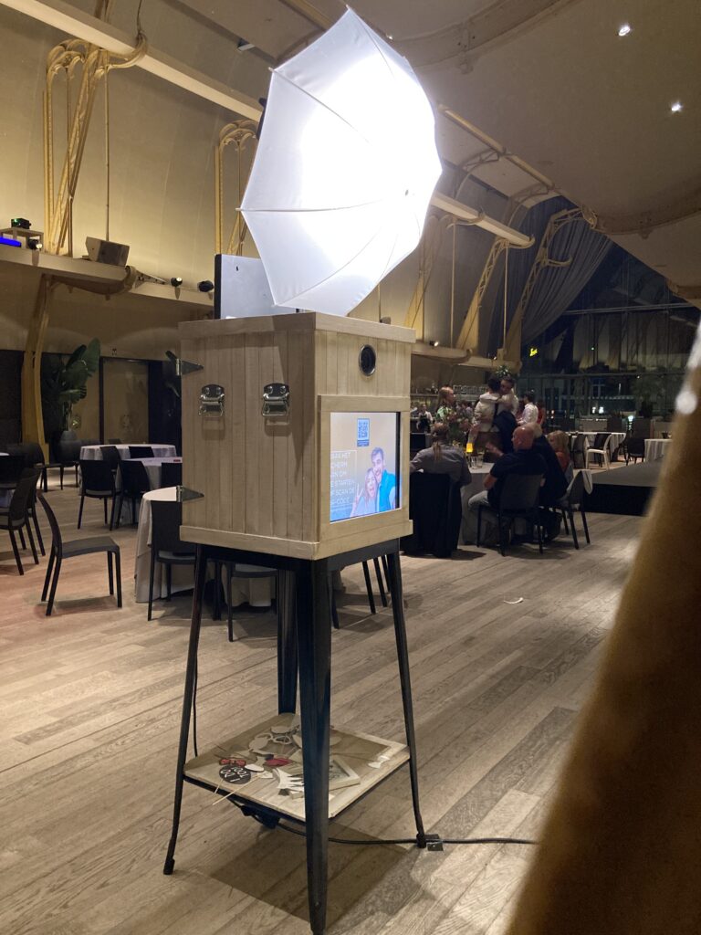 De vintage oak photobooth vermaakt de gasten op een huwelijksfeest in Zaal Horta in Antwerpen