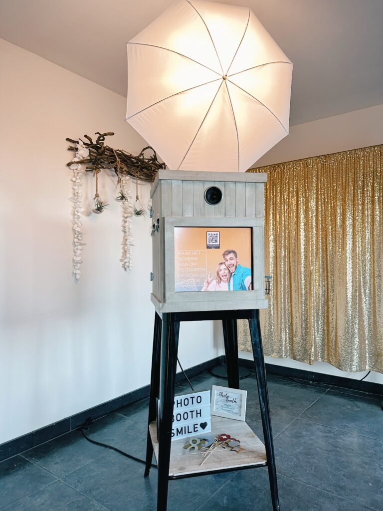 huur een photo booth als perfecte toevoeging voor je feest in Kasterlee 4 De Vintage Oak Photobooth verwacht de gasten van dit huwelijksfeest in de inkomhal van Den Eyck in Kasterlee